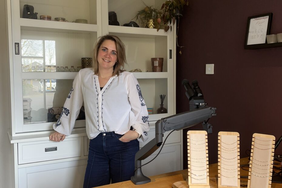 Dominique in haar atelier. Zij is de eigenaar van Monamique. In haar atelier kun je infinity armbanden plaatsen.