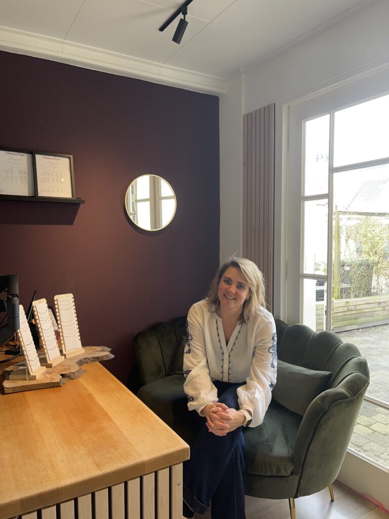 Atelier Monamique in Emmeloord waar je infinity armbanden kunt laten zetten.