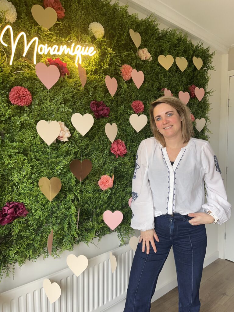 Dominique van Monamique in Emmeloord. Waar je infinity armbanden kunt laten zetten.