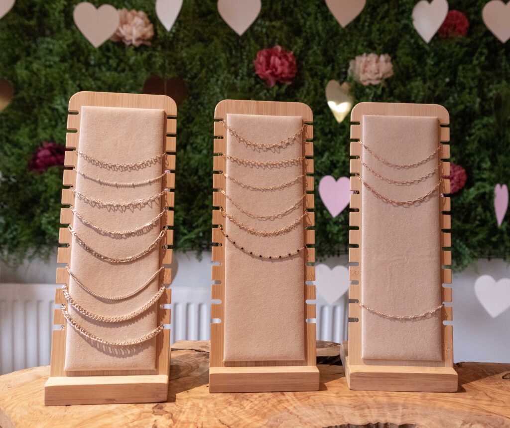 Verschillende infinity armbanden in goud, zilver en rose goud.