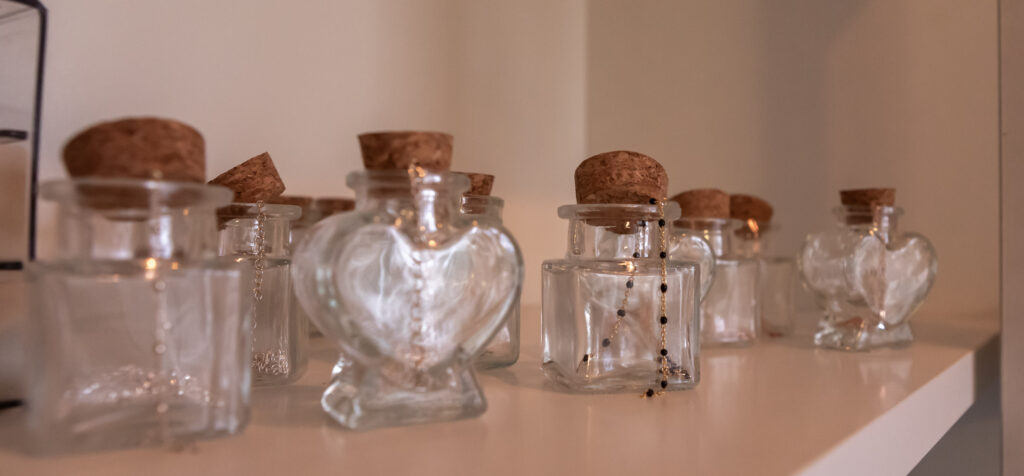 Verschillende armbanden van zilver en goud.